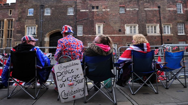 Fãs da família real esperam em frente ao Palácio de St. James, no centro de Londres, pelo batizado do príncipe George, na Inglaterra
