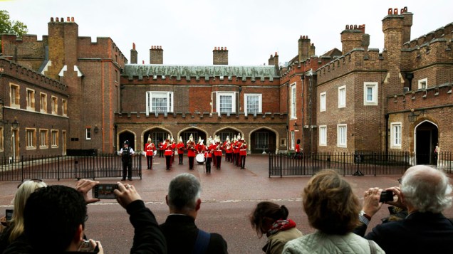 Fãs aguardam em frente ao Palácio de St. James pelo batizado do príncipe George, em Londres, na Inglaterra