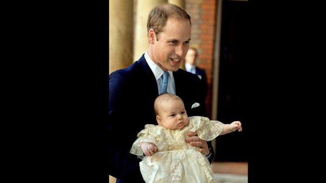 Príncipe William carrega seu filho, o príncipe George, à Capela Real no Palácio de St. James, em Londres, para o batismo de três meses de idade, na Inglaterra