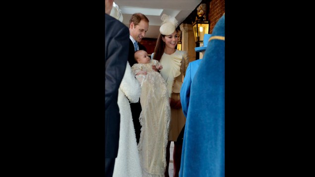Príncipe William e Kate, Duquesa de Cambridge chegam com seu filho, o príncipe George, à Capela Real no Palácio de St. James, em Londres, para o batismo de três meses de idade, na Inglaterra