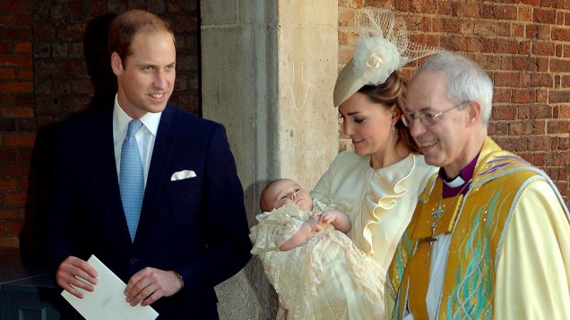 Príncipe William e Kate, Duquesa de Cambridge, Arcebispo de Canterbury Justin Welby, chegam à Capela Real no Palácio de St. James para o batismo de três meses de idade do príncipe George, na Inglaterra