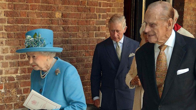 Rainha Elizabeth, Príncipe Charles e Príncipe Philip deixa Palácio de St. James após assistir ao batismo do Príncipe George, em Londres