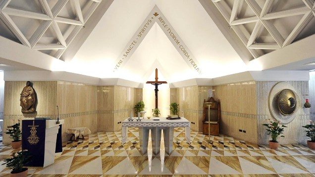 Capela da Casa Santa Marta, residência dentro do Vaticano, onde o cardeais ficam hospedados durante a realização do conclave