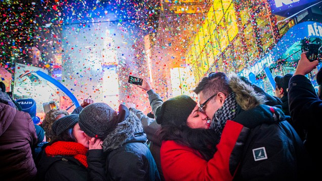 Casais se beijam depois da meia noite na Times Square durante a celebração do Ano Novo, em Nova York