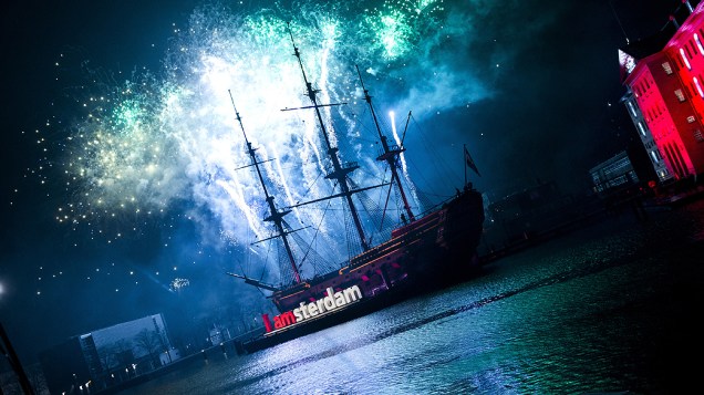 Fogos de artifício iluminam o céu na chegada do Ano Novo sobre o centro de Amsterdã, na Holanda
