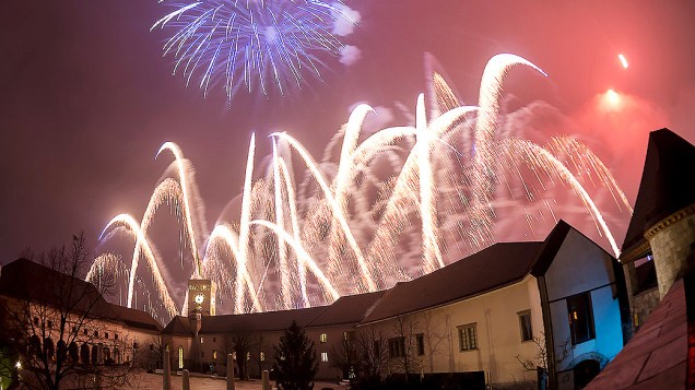 Fogos de artifício iluminam o céu na chegada do Ano Novo Ljubljana, na Eslovênia