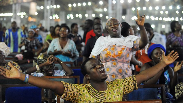 Cristão fazem oração durante a chegada do ano, em uma igreja pentecostal em Lagos, na Nigéria