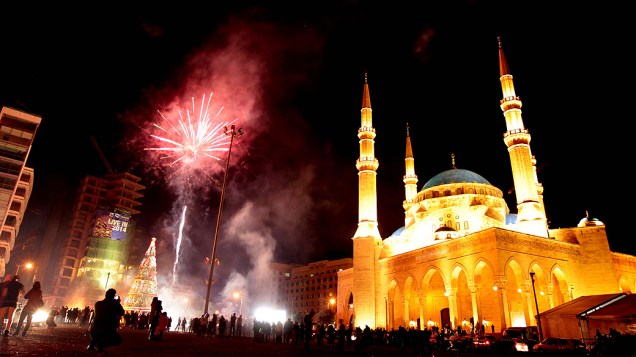 Fogos de artifício iluminaram o céu em Beirute, perto da mesquita Mohammed al-Amin, no Líbano Fogos de artifício iluminaram o céu em Beirute, perto da mesquita Mohammed al-Amin, no Líbano
