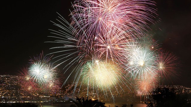 Chilenos comemoram a chegada do Ano Novo com fogos de artifício na cidade de Valparaíso