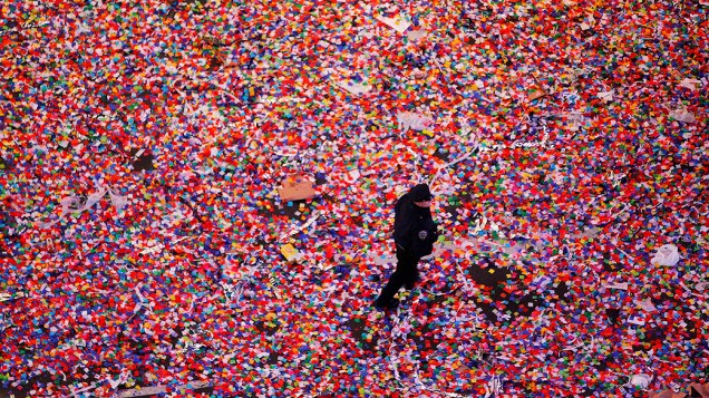 Policial caminha sobre uma mar de papel picado depois da comemoração do Ano Novo na Times Square, em Nova York Policial caminha sobre uma mar de papel picado depois da comemoração do Ano Novo na Times Square, em Nova York