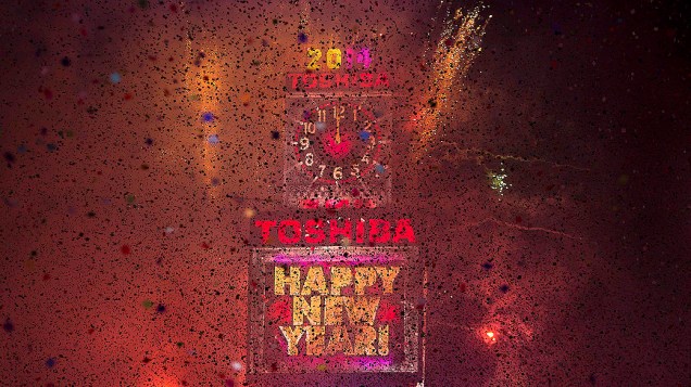 Uma chuva de papel picado e fogos de artifício marcaram a chegada do Ano Novo na Times Square, em Nova York