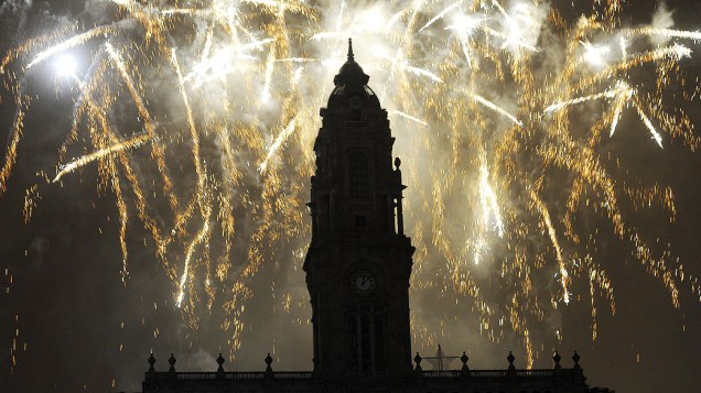 Fogos de artifício iluminaram o céu da Cidade do Porto, na chegada de 2014 em Portugal