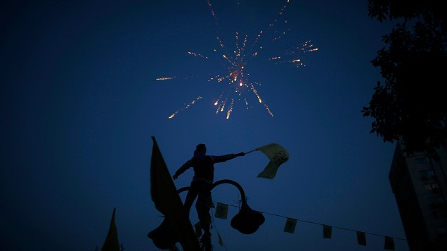 Fogos de artifício celebram o Ano Novo e o 49º aniversário da fundação do movimento Fatah, na Cidade de Gaza, Palestina Fogos de artifício celebram o Ano Novo e o 49º aniversário da fundação do movimento Fatah, na Cidade de Gaza, Palestina