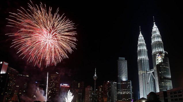 Fogos de artifício explodem perto da Twin Towers durante as celebrações de Ano Novo em Kuala Lumpur, na Malásia