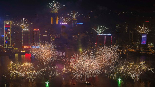 Fogos de artifício explodem sobre Victoria Harbour, em Hong Kong para celebrar a chegada do Ano Novo Fogos de artifício explodem sobre Victoria Harbour, em Hong Kong para celebrar a chegada do Ano Novo