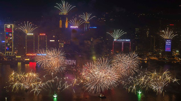 Fogos de artifício explodem sobre Victoria Harbour, em Hong Kong para celebrar a chegada do Ano Novo