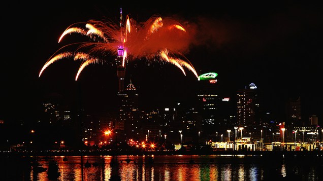 Show de fogos de artifício marca a chegada de 2014 na Sky Tower, em Auckland, Nova Zelândia Show de fogos de artifício marca a chegada de 2014 na Sky Tower, em Auckland, Nova Zelândia