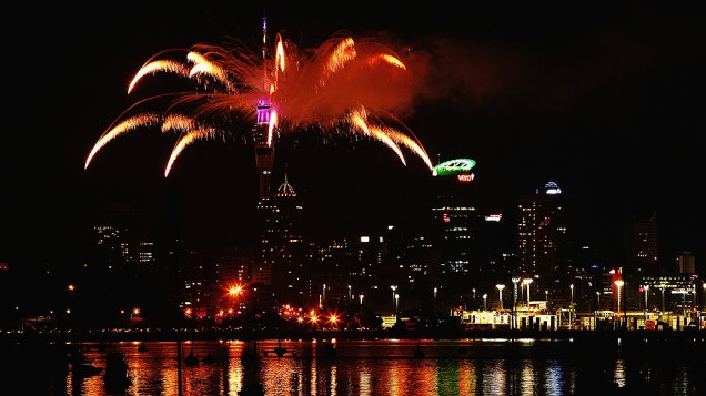 Show de fogos de artifício marca a chegada de 2014 na Sky Tower, em Auckland, Nova Zelândia