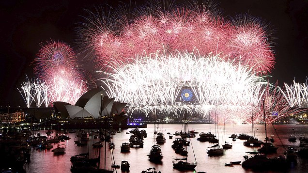 Show de fogos de artifício ilumina o Ano Novo na Ópera de Sydney, na Austrália