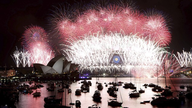 Show de fogos de artifício ilumina o Ano Novo na Ópera de Sydney, na Austrália Show de fogos de artifício ilumina o Ano Novo na Ópera de Sydney, na Austrália