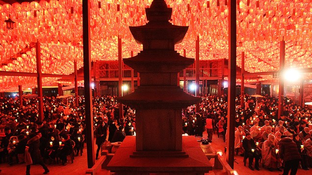 Budistas celebram a chegada do Ano Novo no templo Bongeun em Seul, na Coreia do Sul