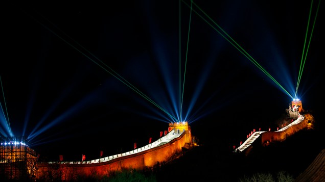 A Grande Muralha iluminada para celebrar o Ano Novo em Pequim, na China