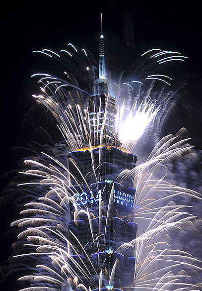 Fogos de artifício explodem do alto de um arranha-céu em Taipei, Taiwan