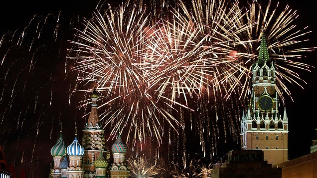 Fogos de artifício explodem no céu durante as celebrações do Ano Novo na Praça Vermelha, em Moscou