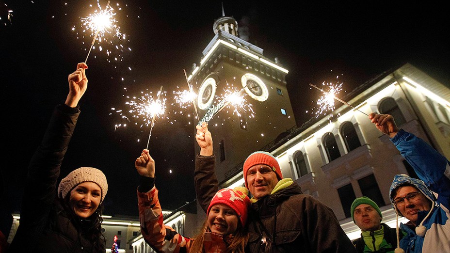 População celebra o Ano Novo no centro de Rosa Khutor, nos arredores de Sochi, que será a sede dos Jogos Olímpicos de Inverno em 2014, na Rússia