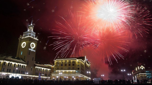 Fogos de artifício explodem sobre o centro de Rosa Khutor, nos arredores de Sochi, que será a sede dos Jogos Olímpicos de Inverno em 2014, na Rússia