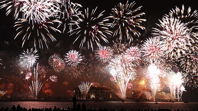 Fogos de artifício explodem no céu sobre Dubai, nos Emirados Árabes