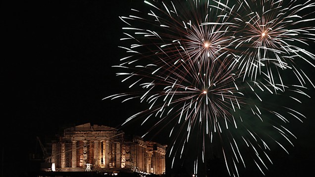 Fogos de artifício iluminam o antigo templo Parthenon em Atenas, na Grécia