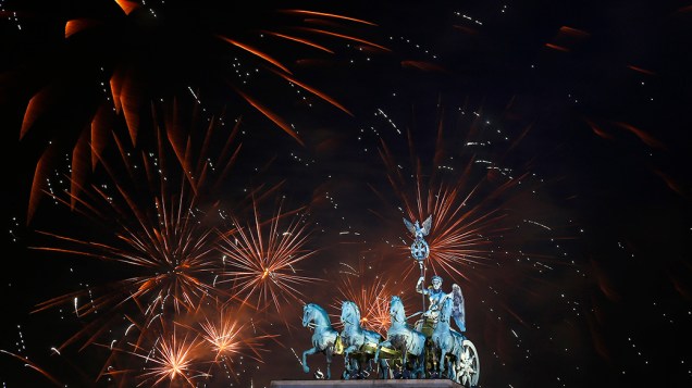 Fogos de artifício explodem sobre o Portão de Brandemburgo, durante celebrações do Ano Novo, em Berlim