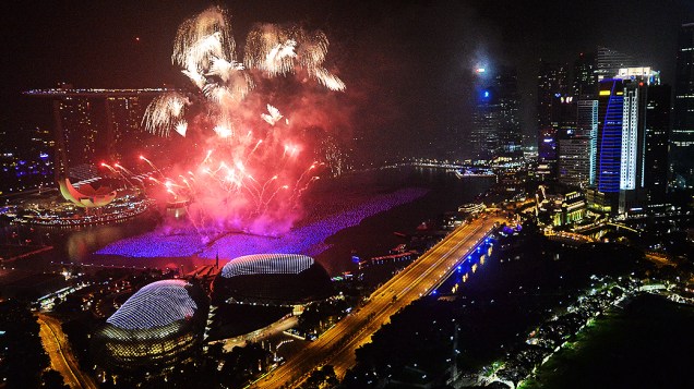 Quema de fogos sobre o horizonte de Cingapura durante as celebrações de Ano Novo