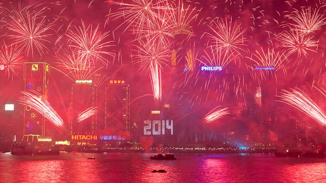 Fogos de artifício explodem sobre Victoria Harbour, em Hong Kong para celebrar a chegada do Ano Novo