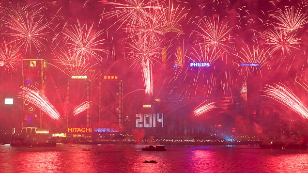 Fogos de artifício explodem sobre Victoria Harbour, em Hong Kong para celebrar a chegada do Ano Novo Fogos de artifício explodem sobre Victoria Harbour, em Hong Kong para celebrar a chegada do Ano Novo