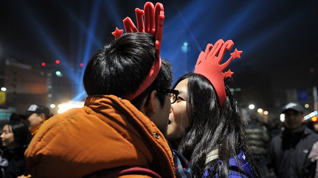 Casal sul-coreano celebra a virada de ano com um beijo durante comemoração em Seul