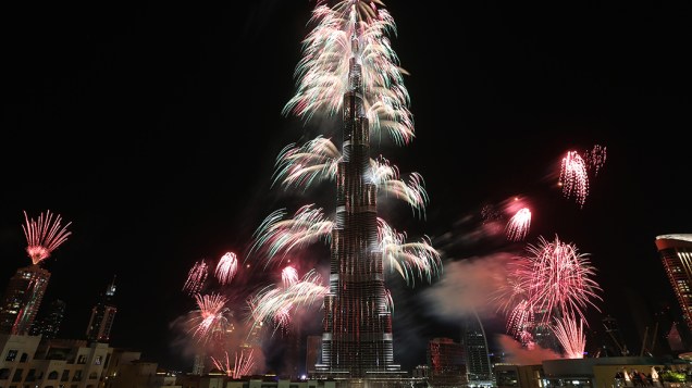 Fogos de artifício explodem no Burj Khalifa, a torre mais alta do mundo, em Dubai, nos Emirados Árabes Fogos de artifício explodem no Burj Khalifa, a torre mais alta do mundo, em Dubai, nos Emirados Árabes