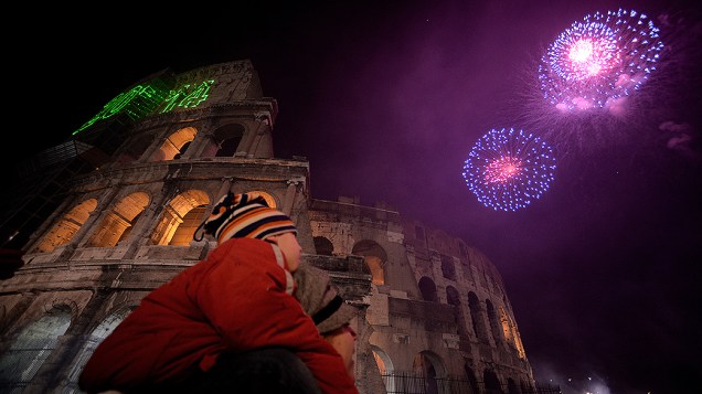 Italianos celebram a chegada de 2014 com queima de fogos de artifício perto do Coliseu, em Roma