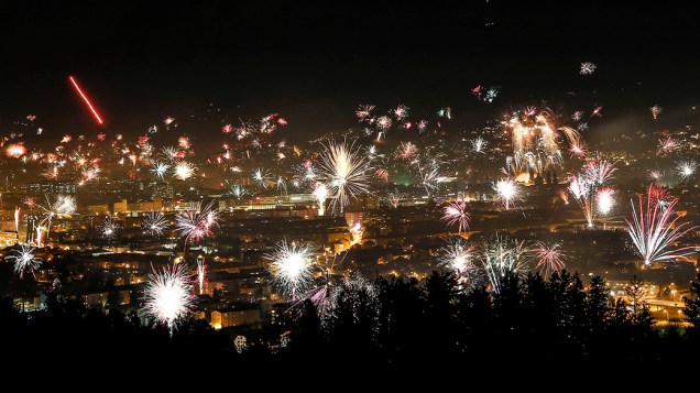 Show de fogos de artifício na cidade de Innsbruck na Áustria para celebrar a chegada de 2014