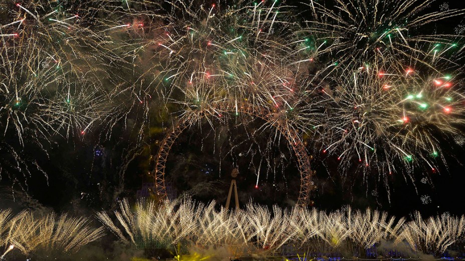  Milhares de pessoas encheram as margens do Rio Tamisa, no centro de Londres para ver a chegada Ano Novo com uma espetacular queima de fogos ao redor da London Eye