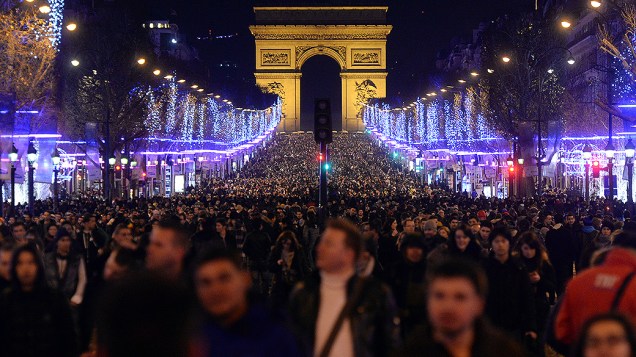 Franceses celebram a chegada de 2014 na Champs-Elysées, em Paris
