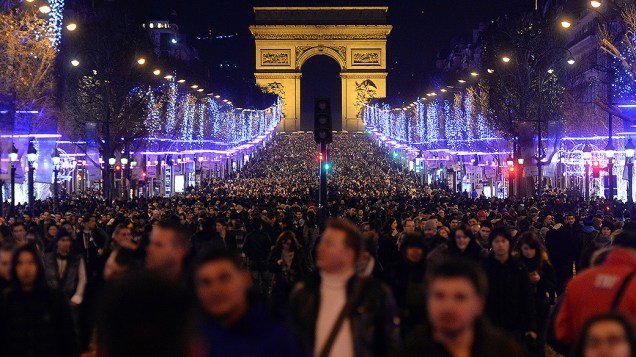 Franceses celebram a chegada de 2014 na Champs-Elysées, em Paris Franceses celebram a chegada de 2014 na Champs-Elysées, em Paris