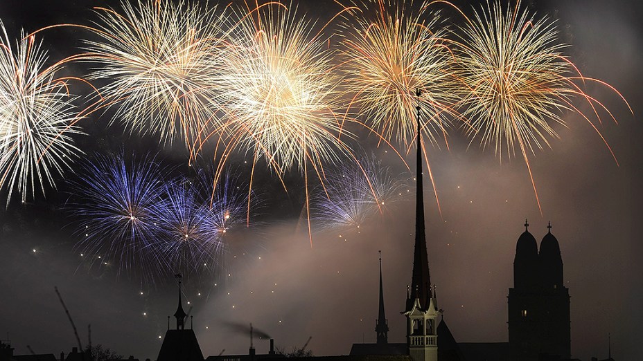 Show de fogos de artifício em Zurique, na Suíça para celebrar o Ano Novo