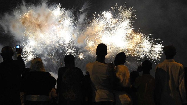 Fogos de artifício explodem sobre a Lagoa Ebrie durante as celebrações de Ano Novo em Abidjã, Costa do Marfim