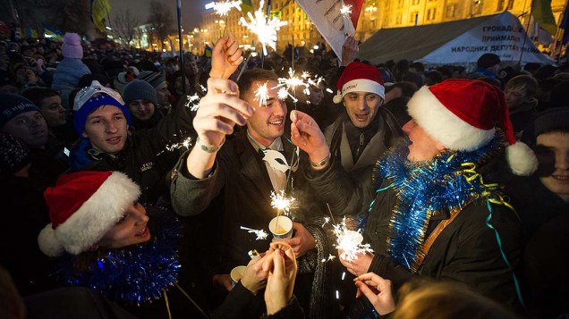 Ucranianos celebram a chegada de 2014 na Praça da Independência em Kiev, palco recente de protestos no país Ucranianos celebram a chegada de 2014 na Praça da Independência em Kiev, palco recente de protestos no país