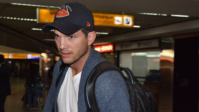 O ator americano Ashton Kutcher desembarca no Aeroporto Internacional de Guarulhos, em São Paulo