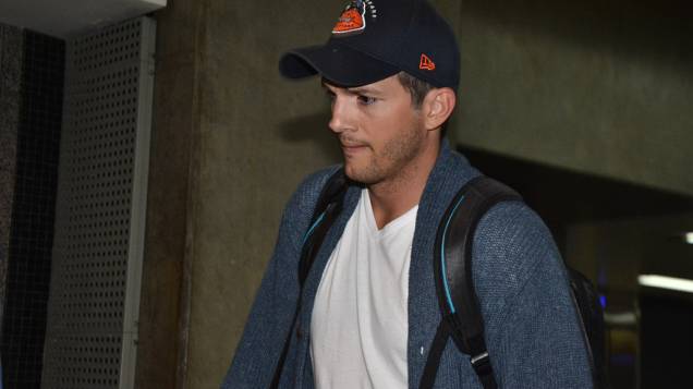 Sem a companhia da mulher, a atriz Mila Kunis, Ashton Kutcher desembarca no Aeroporto de Guarulhos, em São Paulo