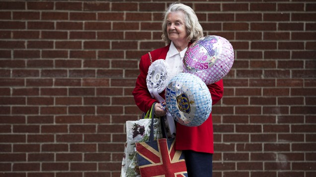 Fã real segura balões princesa fora do Hospital de Santa Maria, em Londres, onde o bebê do príncipe William e sua esposa Catherine irá nascer