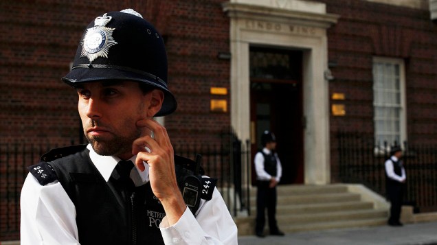 Policiais ficam na frente do Hospital de Santa Maria, onde Catherine, Duquesa de Cambridge irá dar à luz, em Londres